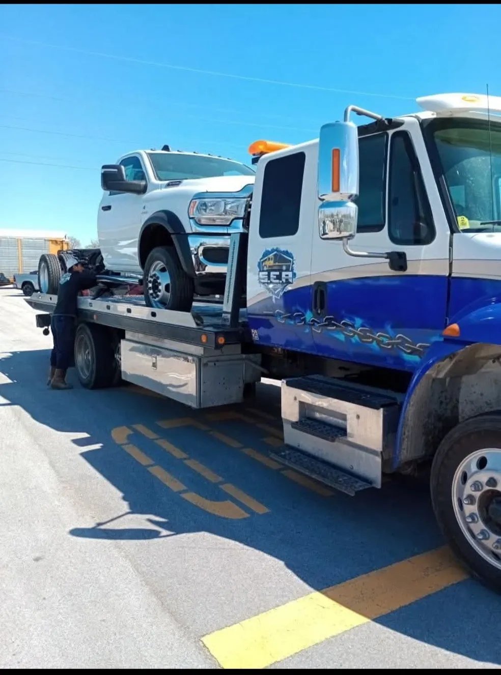 SEA Towing truck carrying vehicle